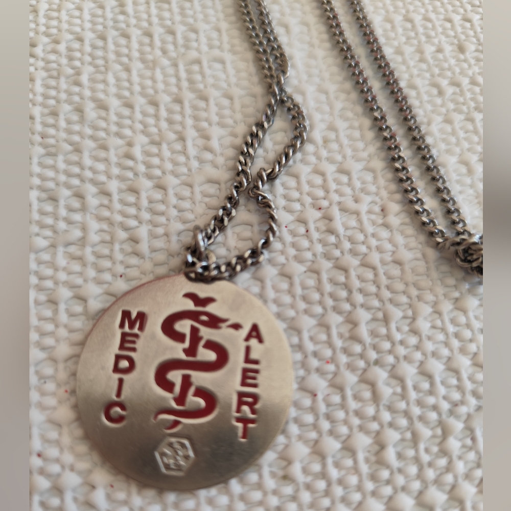 3/$25💙Vintage Medic Alert Bee Sting Necklace